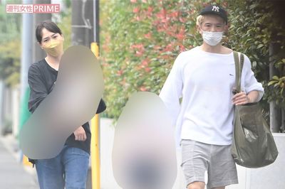 子どもを抱く藤本美貴と庄司智春