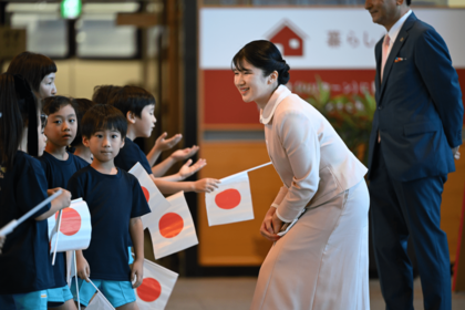 両陛下の国民へ入っていく皇室というご姿勢を踏襲されている愛子さま。至近距離でご交流。
