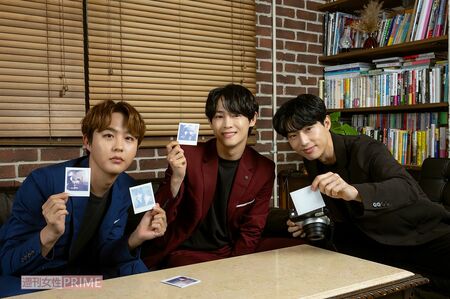 お互いのチェキを撮りあって盛り上がった　撮影／伊藤和幸