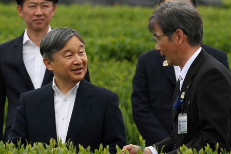 5月24日、埼玉県をおひとりで訪問され、茶業研究所所長の説明を受けられる天皇陛下