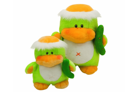 カッパのキューキュー（C）SEKIGUCHI同じくファンシーグッズ展開されるほどの人気を博した。手には好物（？）のきゅうり。「鮮やかな配色が'80年代っぽいですよね。当時を代表するぬいぐるみのひとつだと思います」。メーカーは、あの『モンチッチ』も手がけたセキグチ