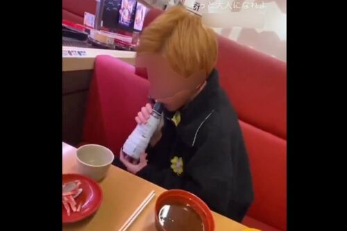 醤油差しを舐める男性（滝沢ガレソ氏ツイッターより、一部編集部加工）