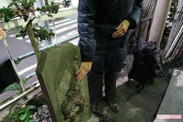 カートを押しながら年10回のペースで参拝する井口タキさん（仮名）