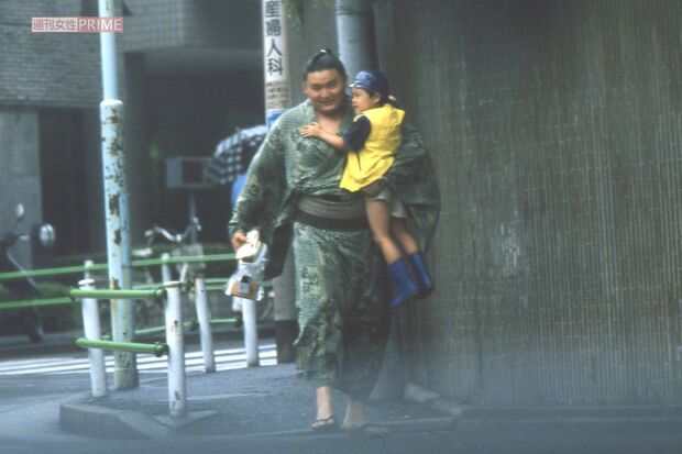 5歳の優一にメロメロだった貴乃花。抱っこ姿も様になって（2000年6月）
