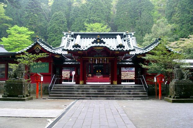 杉に囲まれた階段の先に、厳かに鎮座する箱根神社（神奈川）