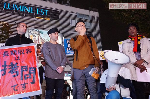 11月2日、デニズさん（左）とベヘザドさん（左から2人目）はアルタ前の集会で入管での実態を訴えた