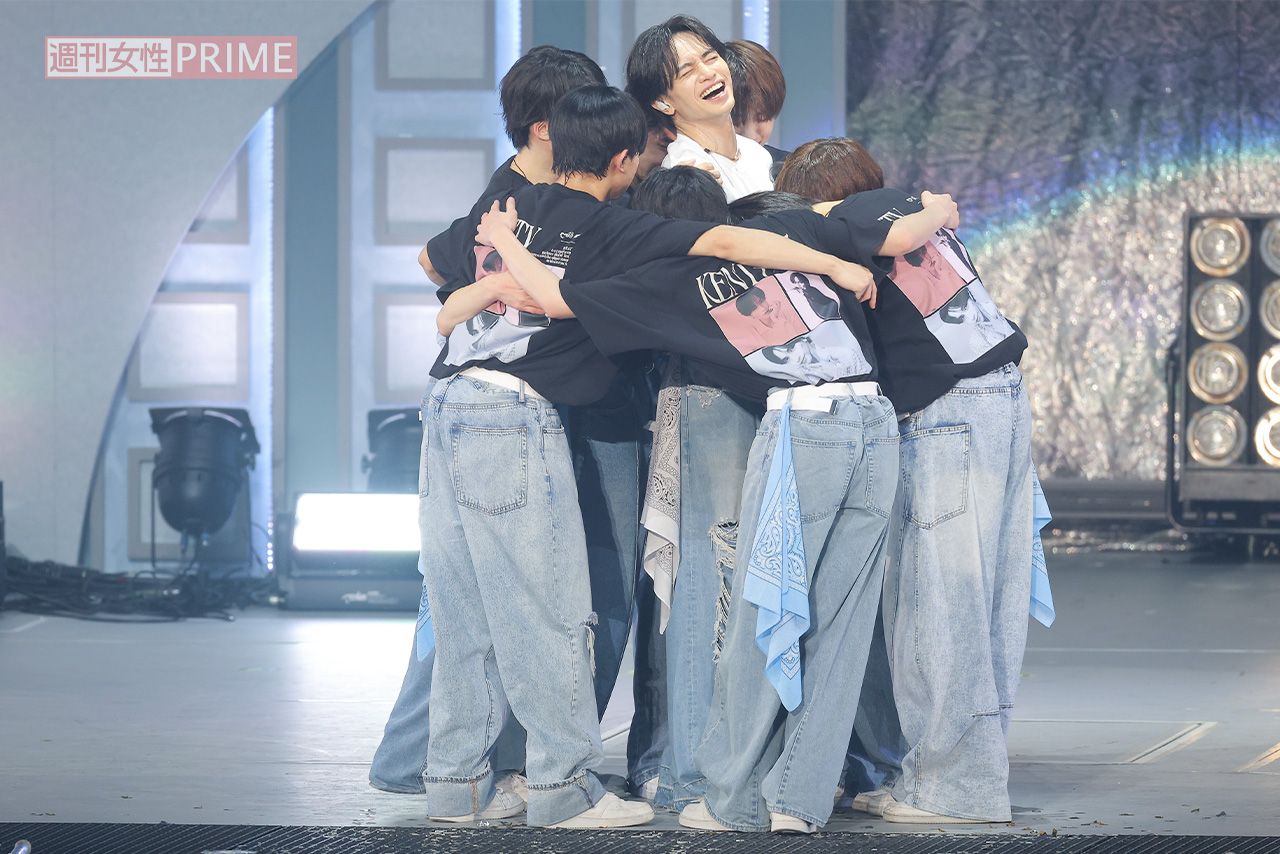 フィナーレでは感極まったジュニアたちが中島健人を囲むようにハグ