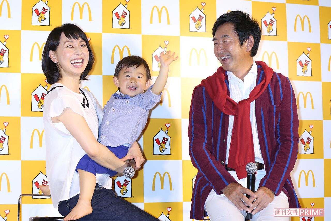 '15年、都内で行われたイベントに、家族3人で出演した理子。「親ができる限りのことをしてあげたい」と子育てについて語った