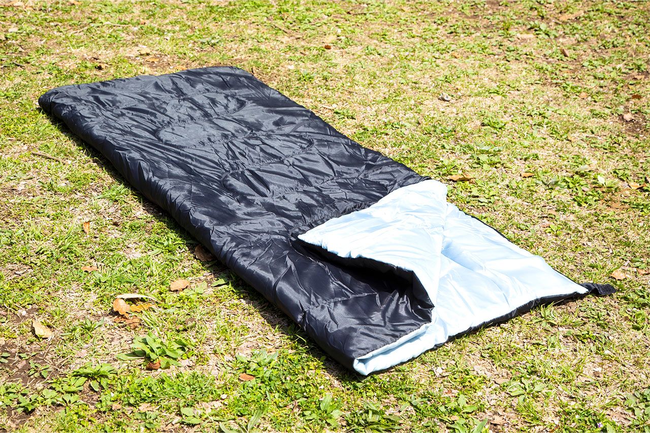 ダイソー 夏季用寝袋（1100円） 十分な大きさでクオリティーも申し分なく、900gと持ち歩きやすい。同じ値段で日除けテントも販売されている