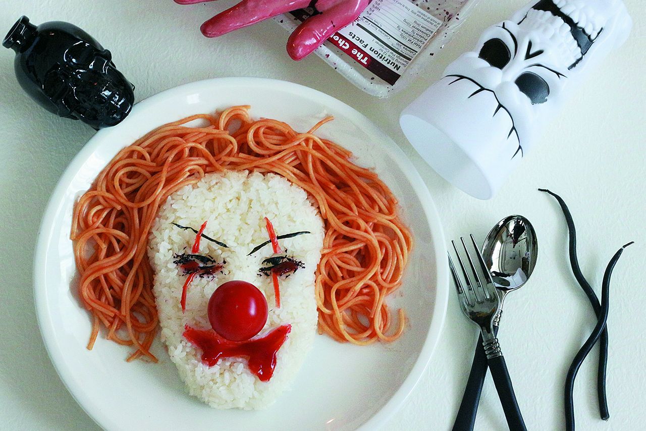 ピエロご飯  ケチャップパスタの髪がリアルでキモこわなピエロご飯。パスタをカーリーヘアに仕上げると、よりピエロ感がUP！　『可愛くって ホラーで  美味しい！　キモめし』より