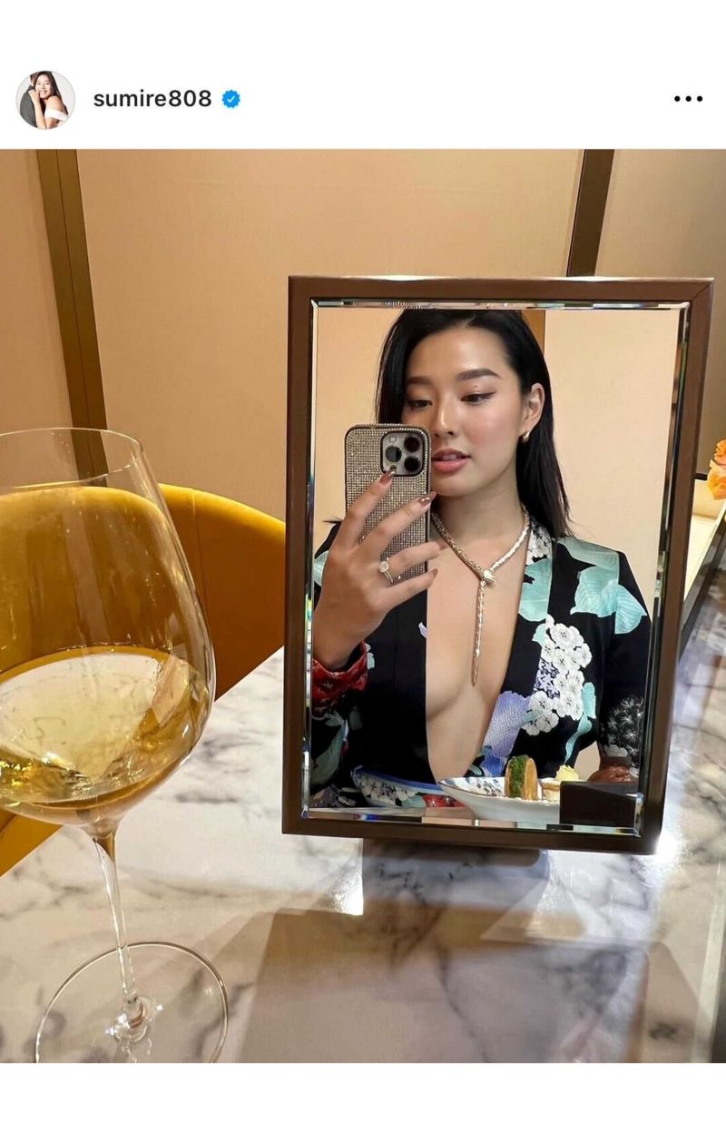 大胆に胸元の空いた花柄の服を着こなす（すみれのインスタグラムより）