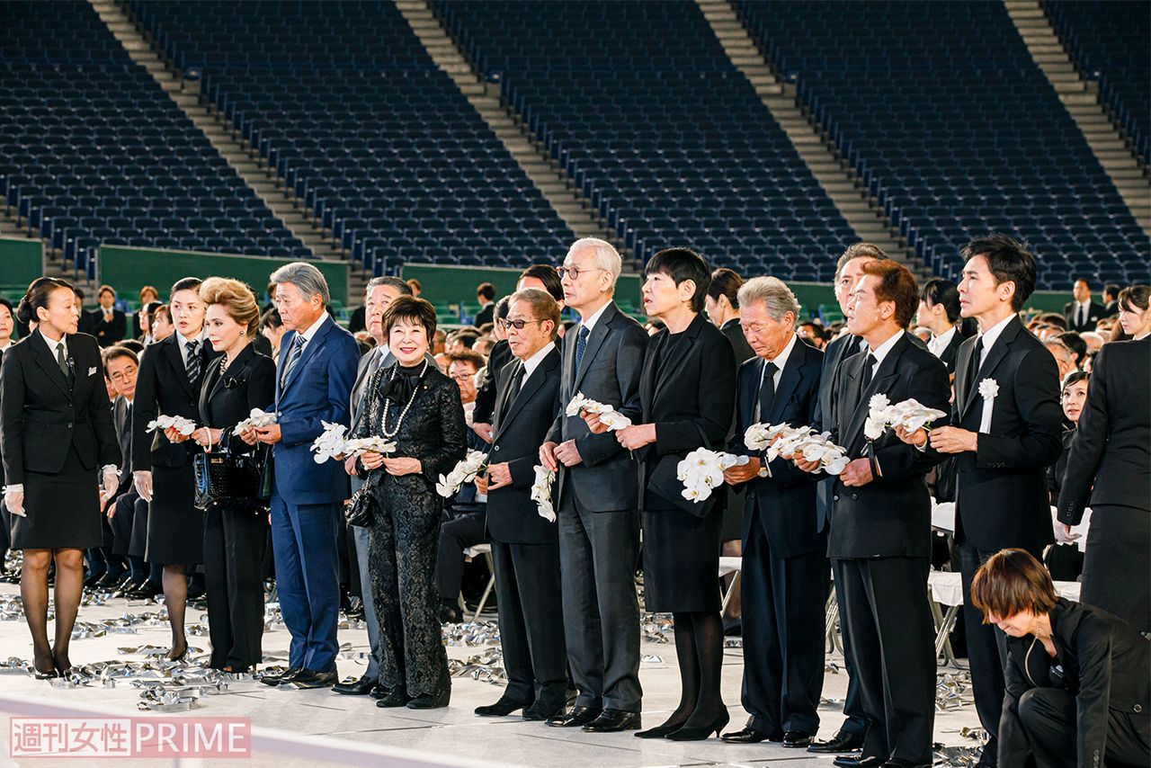 左から参列したデヴィ・スカルノ、小倉智昭、徳光和夫、山東昭子、北島三郎、久米宏、和田アキ子、みのもんた、北大路欣也、飯野おさみ、郷ひろみ