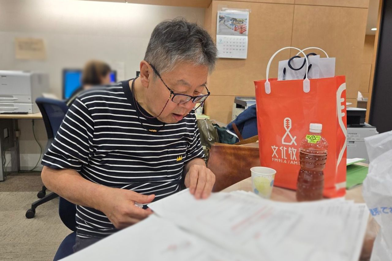 手術を終え、文化放送の生ワイド番組『くにまる食堂』最終回後、リスナーから届いたメールに涙しながら読む野村さん