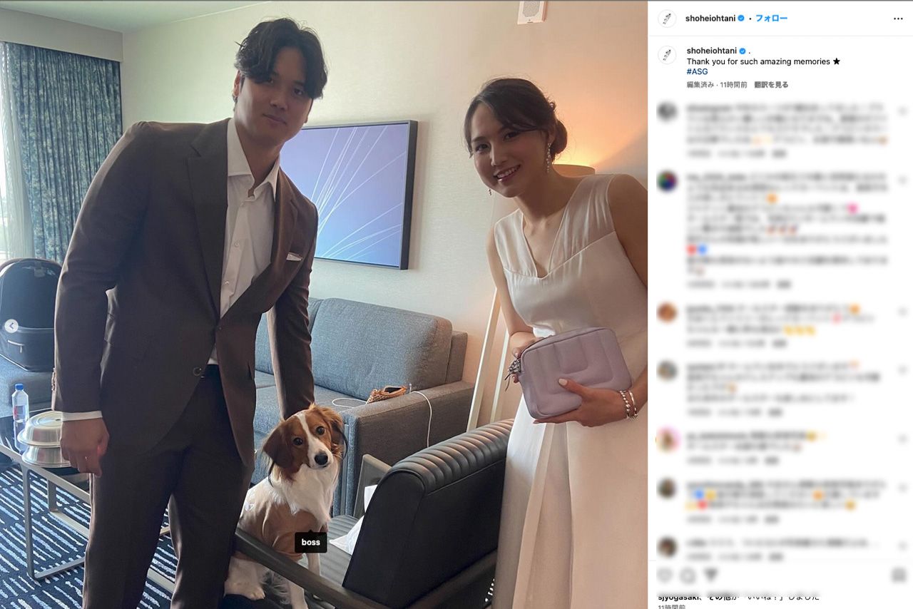 2024年7月17日、真美子夫人とデコピンとの家族写真を公開した大谷翔平（公式インスタグラムより）