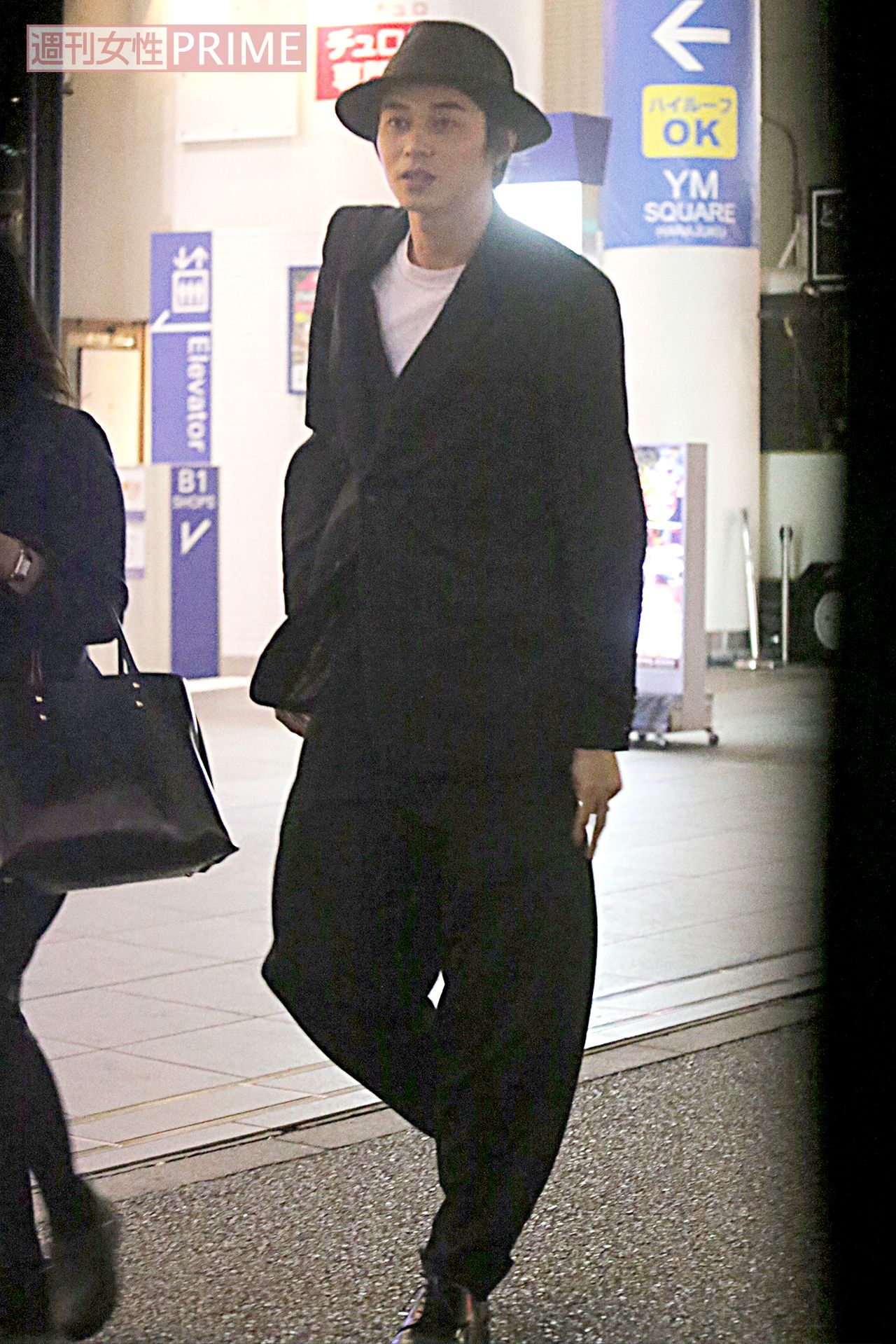 本田翼と東出昌大のW主演映画『アオハライド』の打ち上げにて、全身黒で目立つ東出。打ち上げの挨拶は謙虚でマジメだったという（2014年5月）