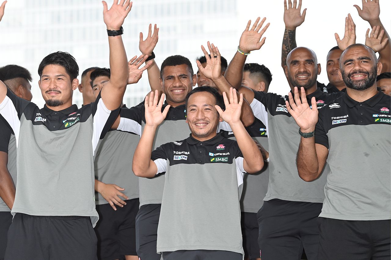 ８月に行われた壮行会の様子。前列左はキャプテンの姫野和樹選手、中央に副キャプテンの流大選手、右が前大会でキャプテンのリーチマイケル選手