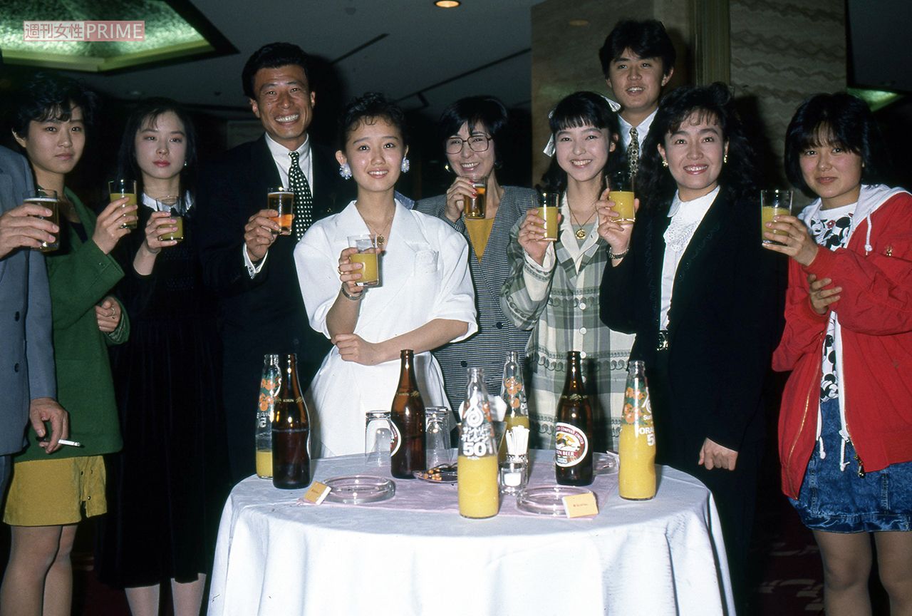 映画『青い山脈』の出演者たち（右から2番目が柏原芳恵）