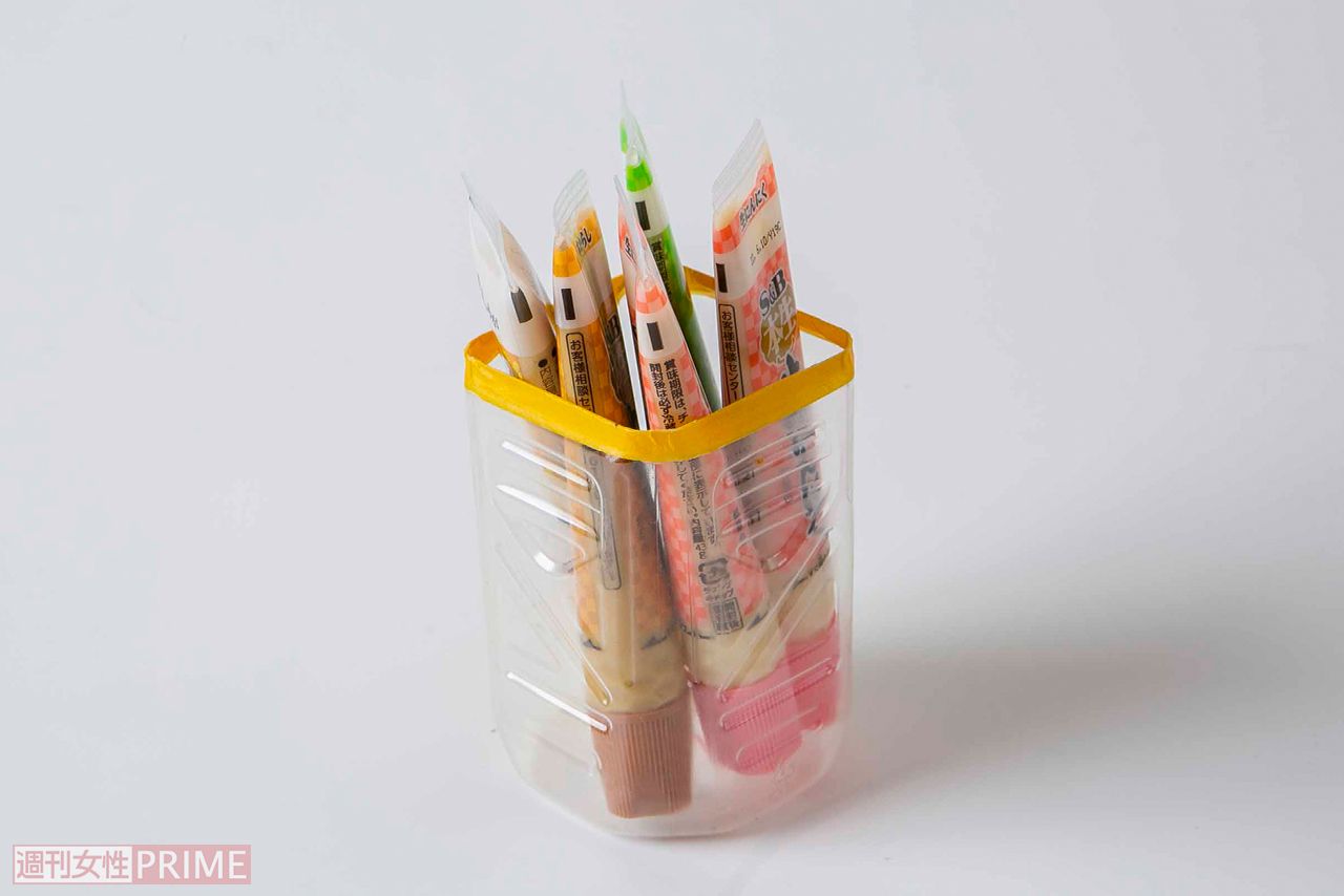 半分に切ったペットボトル容器にまとめて保存するのも手　撮影／伊藤和幸