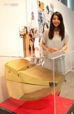 自身初のギャラリー展で推定700万円の「黄金トイレ」と記念撮影した植村花菜(2010年9月)