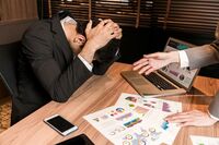 “鍋に顔” パワハラ芸能プロの「資本金1万円の経営実態」と社長の素顔