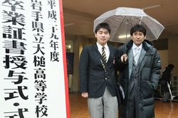 卒業式、父の孝幸さんと