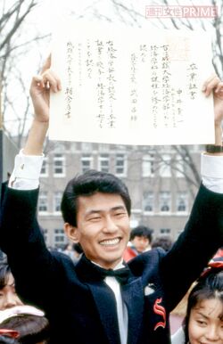 2世俳優としてデビューし人気を得た中井貴一。成蹊大学卒業式では女子学生に囲まれて満面の笑みを（'84年卒業）