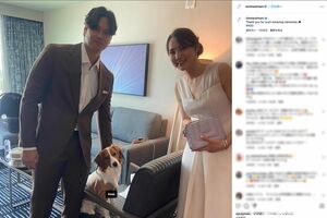 2024年7月17日、真美子夫人とデコピンとの家族写真を公開した大谷翔平（公式インスタグラムより）