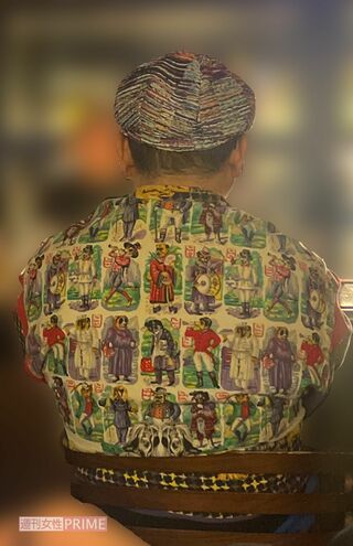 行きつけバーでリラックスした様子の催眠術師・十文字幻斎氏