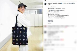 堀江貴文氏と同様に、自身のプロデュースするアパレルブランドでパーカーを販売し日頃から愛用している福山雅治（本人のインスタグラムより）