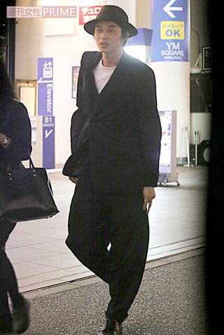 本田翼と東出昌大のW主演映画『アオハライド』の打ち上げにて、全身黒で目立つ東出。打ち上げの挨拶は謙虚でマジメだったという（2014年5月）