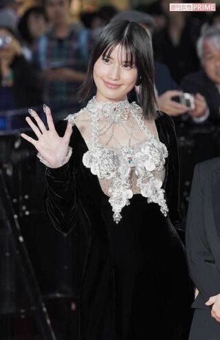 東京国際映画祭のオープニングイベントに登場した橋本愛。胸元を覆い隠すような巨大な蝶のジュエリーに、唇の真ん中にピアスのようなアクセサリー、爪につけるネイルリングなど、かなり個性的な姿