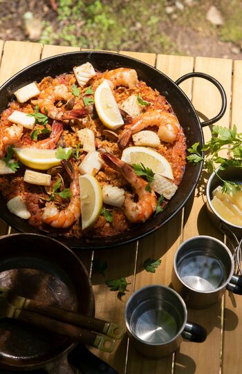 焚き火でパエリア。一気にパーティー気分に！