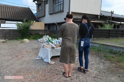 事件直後、献花台に花を手向ける人が後をたたない