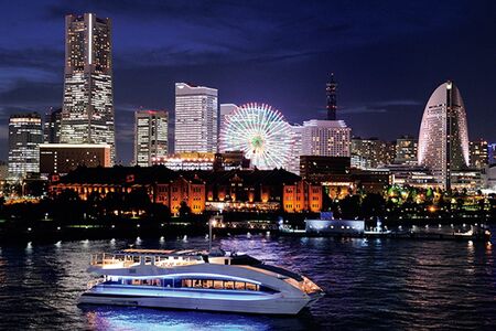 豪華なクルーザーでのクルージングも楽しみのひとつ。安定感があって揺れの少ない設計