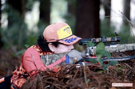 岩や倒木などを支えにして狙いを定める安田さん。いかにブレないようにするのかが大切だという