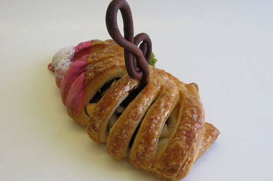 オレンジ風味のチョコクリームにマカデミアナッツが香ばしい。／ケンバン（200円）