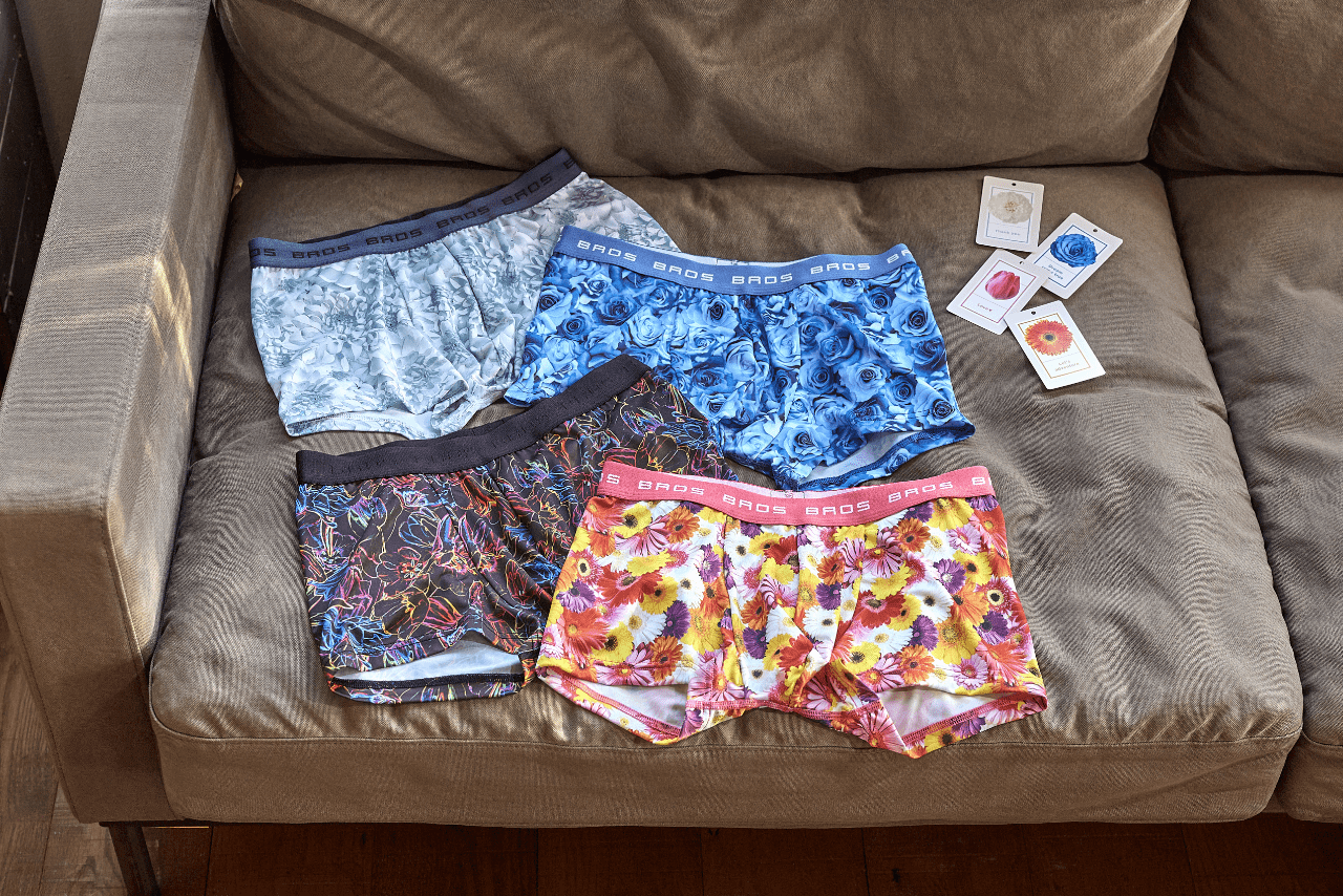 『ハナコトバパンツ』プリントしてある花のオリジナル“ハナコトバ”が書かれたカードがセットになっていてプレゼントにぴったり！