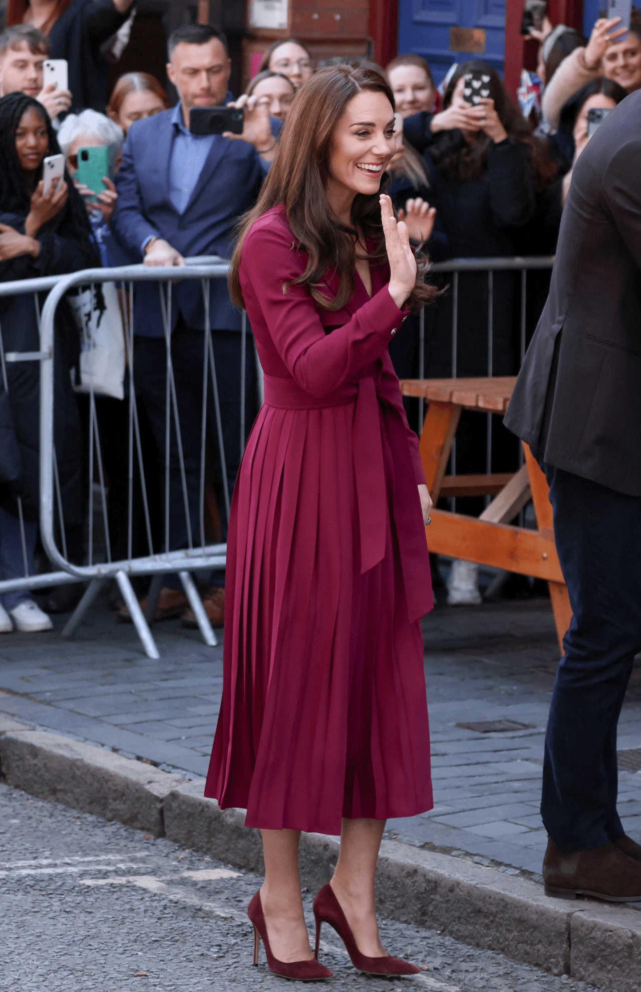 4月に英・バーミンガムを訪れたキャサリン妃は、地元・イギリスブランドのカレンミレンのワンピースをお召しに。色を合わせたピンヒールは、お気に入りのジャンヴィトロッシ