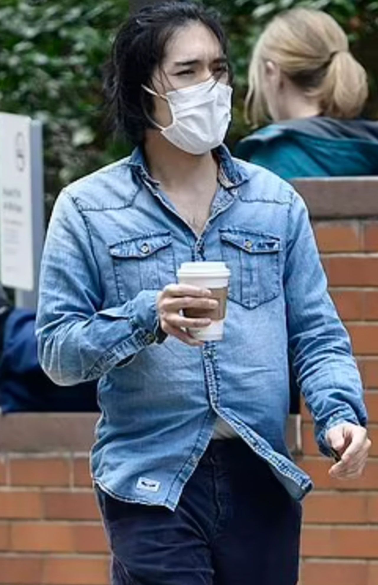 NY州の司法試験に臨んだ小室圭さん。シャツの間からは“胸毛”が（『デーリー・メール』より引用）