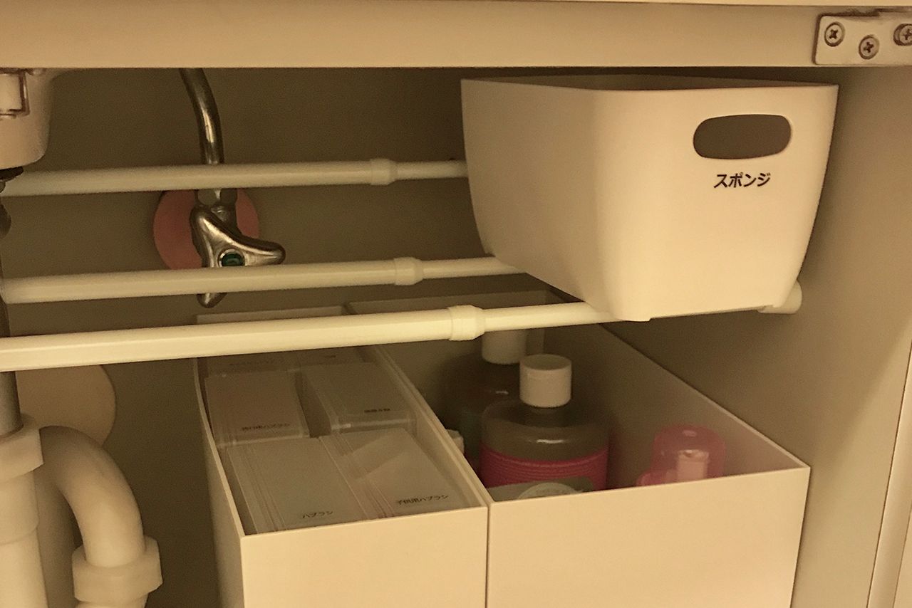 3本のつっぱり棒で作った簡易棚。奥に設置した棒がストッパーとなり、奥に落ちるのを防いでくれる