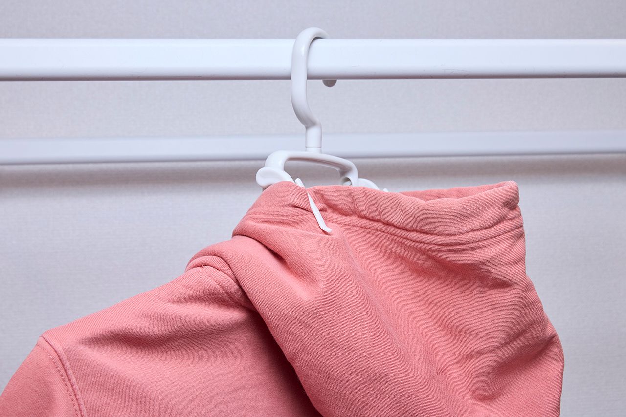 フードが乾きやすいハンガー／330円