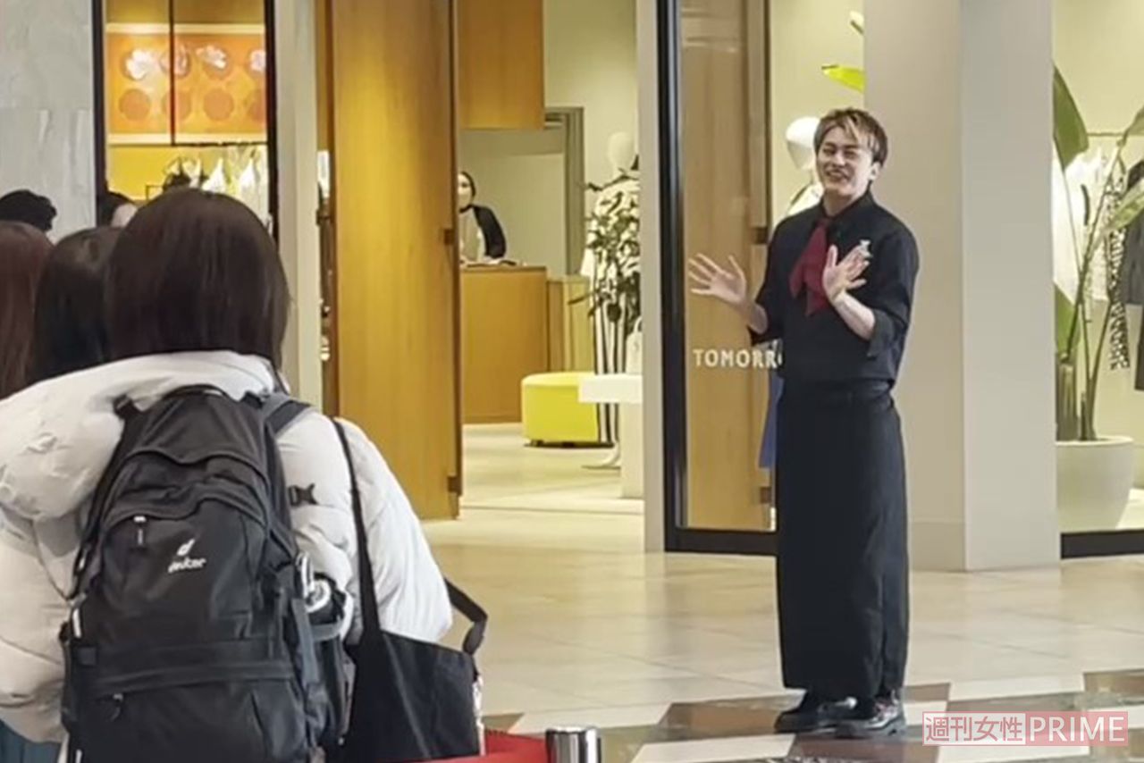 2023年2月14日、ファンに向けてあいさつをする小林豊