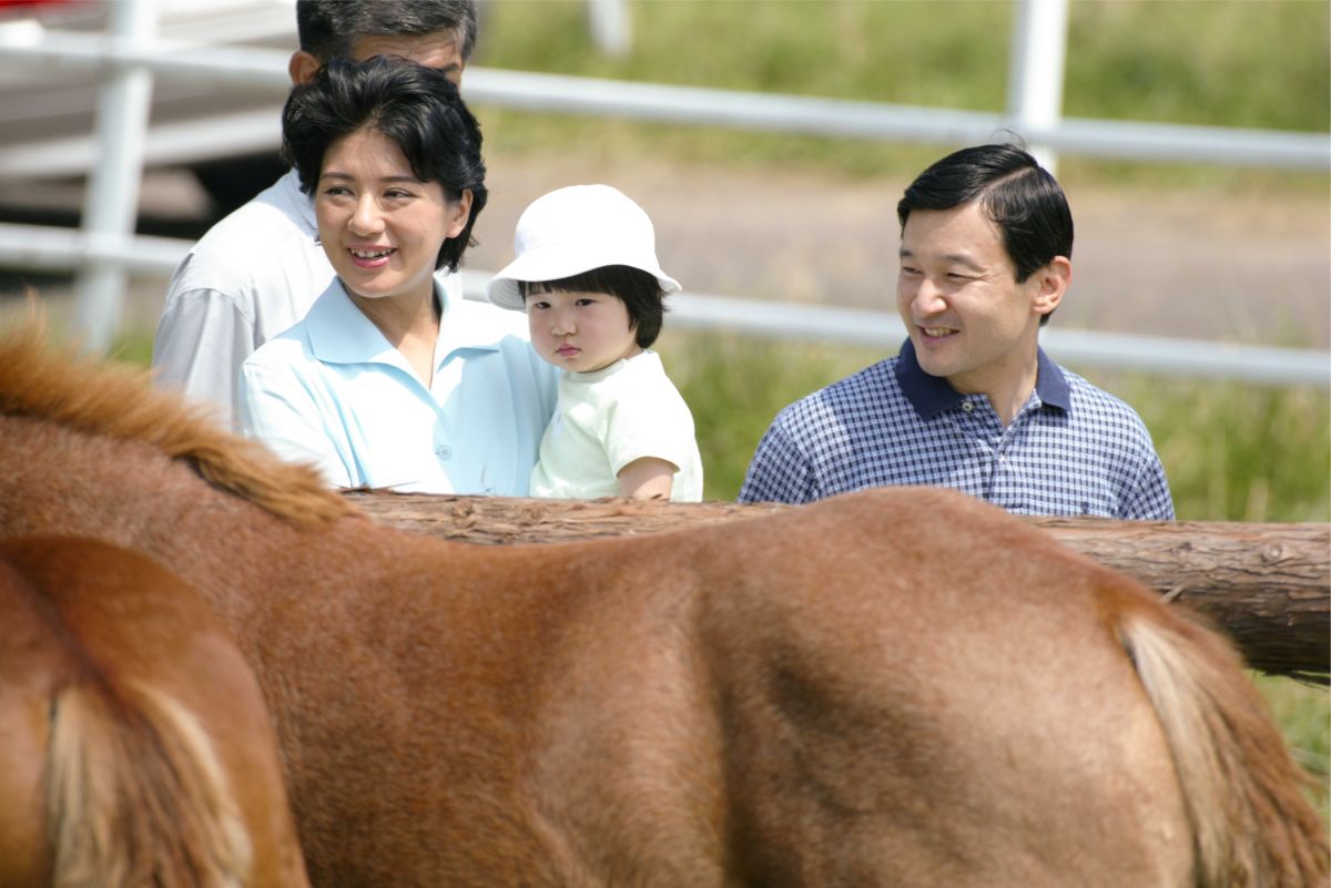 2度目の那須ご静養で、那須町共同利用模範牧場へ。大きな馬と対面し、少し緊張されたご様子　写真／JMPA、『週刊女性』写真班
