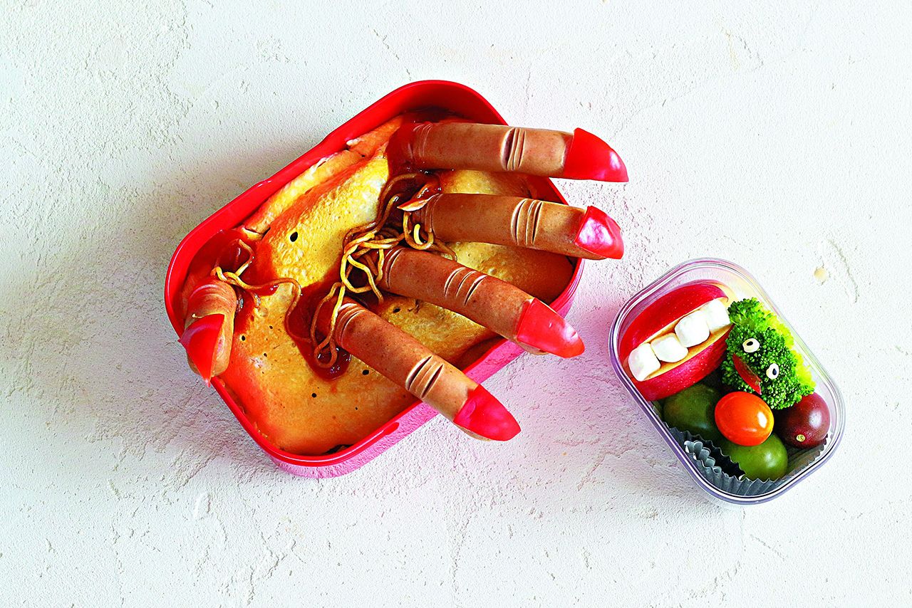 オムそばハンド弁当  みんな大好きなオムそばが、こんなホラーに仕上がるなんて……！　ソーセージの指の切り込みがリアルすぎます　『可愛くって ホラーで  美味しい！　キモめし』より