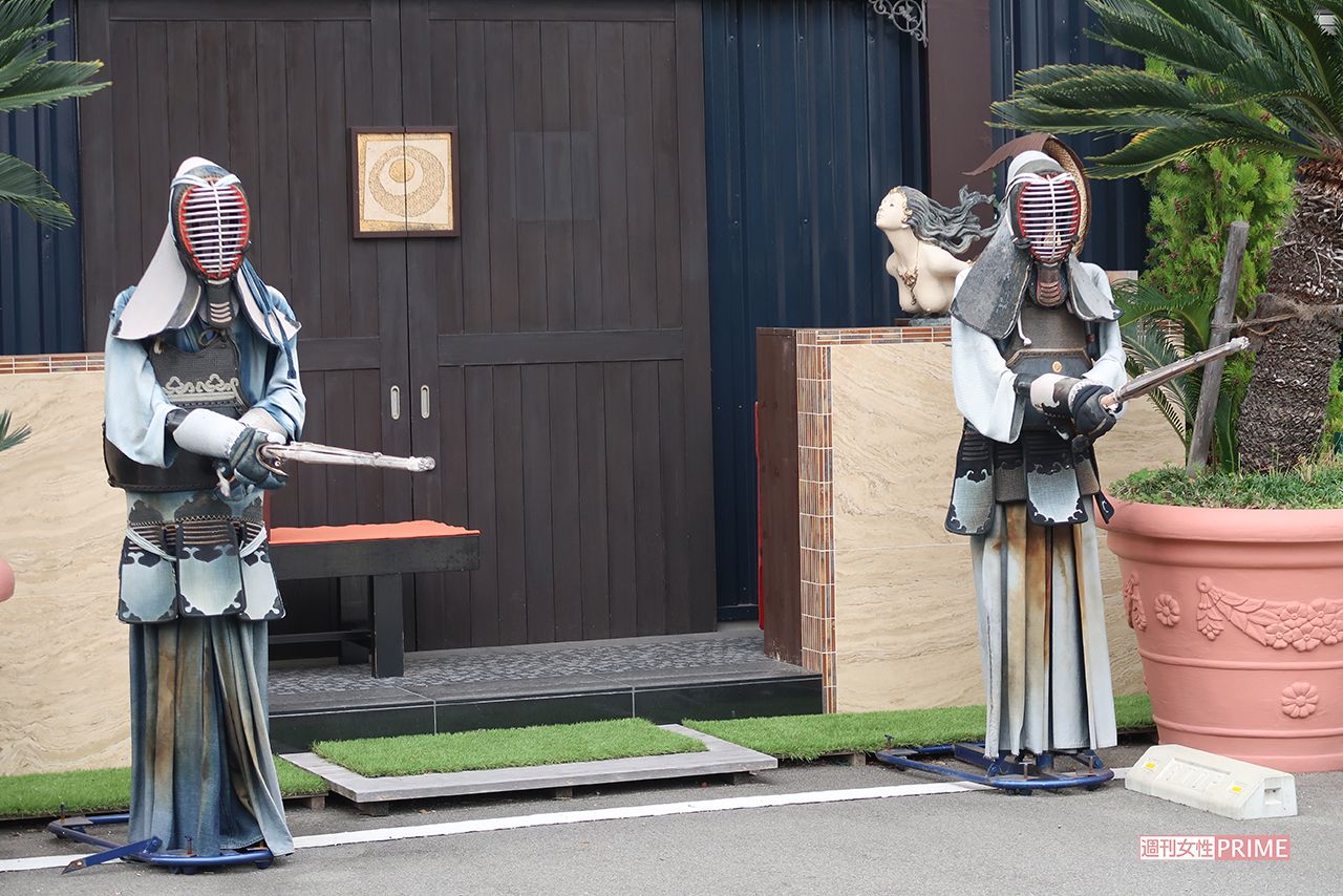 Aさんが軟禁されていた容疑者の会社の前には剣士のオブジェが