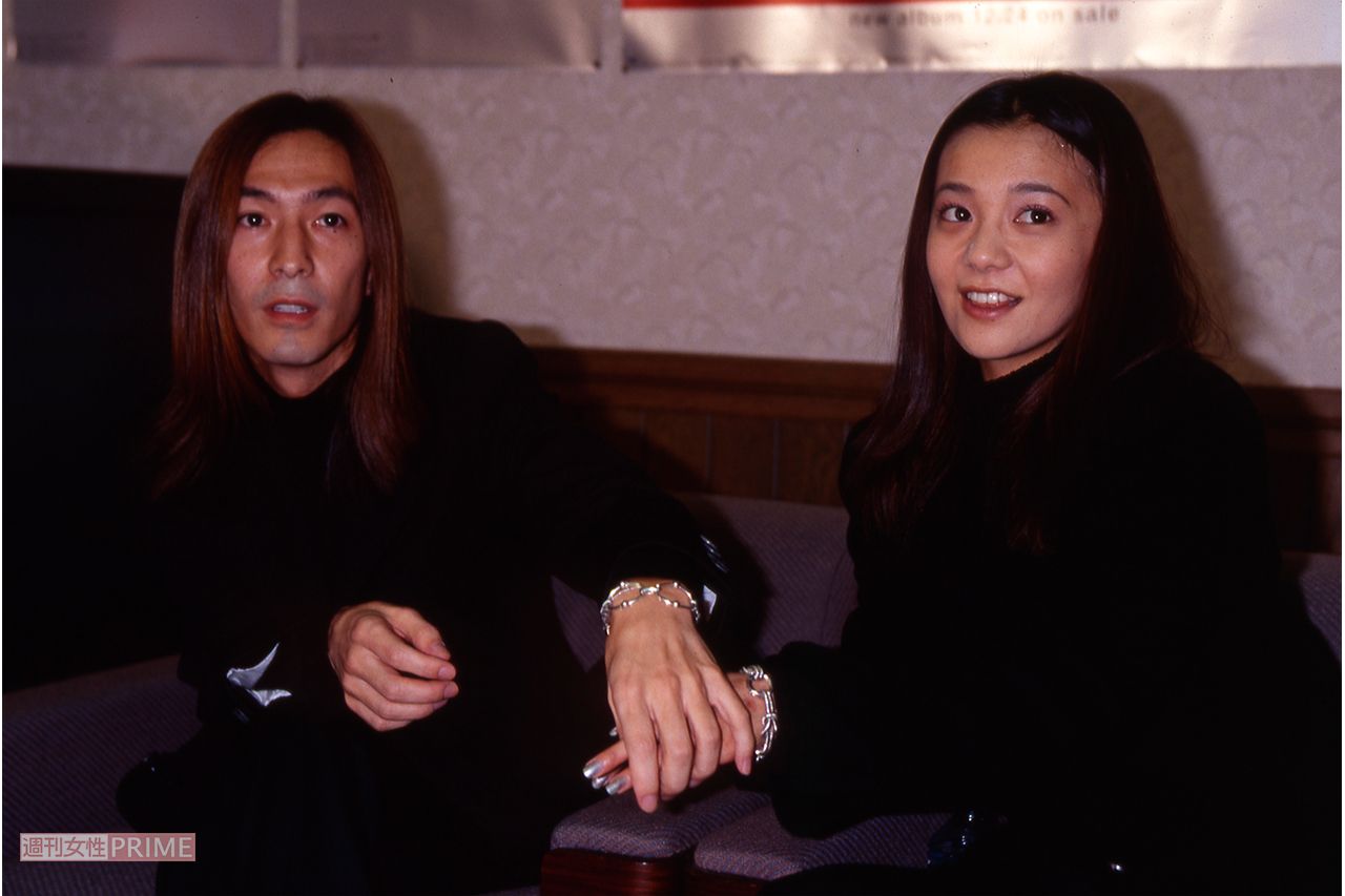 '97年、報道陣の前で堂々としたラブラブぶりをみせた小室哲哉と華原朋美