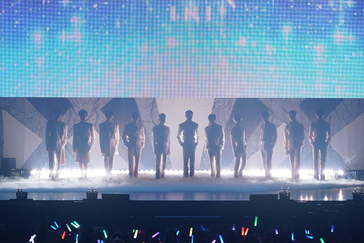 オープニング。LEDスクリーンが上がり、スモークとともに11人が神々しく登場 （C）LAPONE ENTERTAINMENT