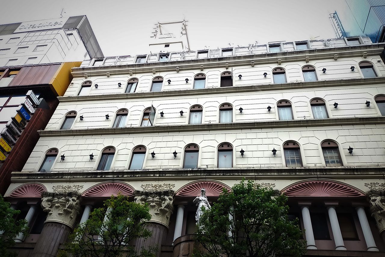 事件現場となった歌舞伎町のビル。この屋上で被害男性は殴り殺された