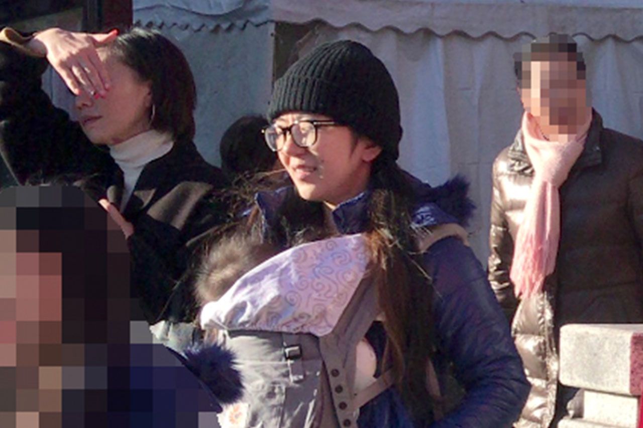 生後半年の三女を抱っこしながら参拝の列に並ぶ岩崎ひろみ