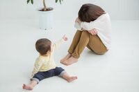 新型コロナ自粛で「密室育児」の毎日、乳幼児を抱えるママたちの苦悩